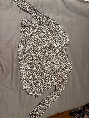 GAP Black and White flowy top